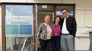 Die Ärzte Hannelore Fauster, Barbara Schmidmayr und Maximilian Weinrauch vor den neuen Ordinationsräumlichkeiten des Primärversorgungsnetzwerks Schöcklblick in Kumberg