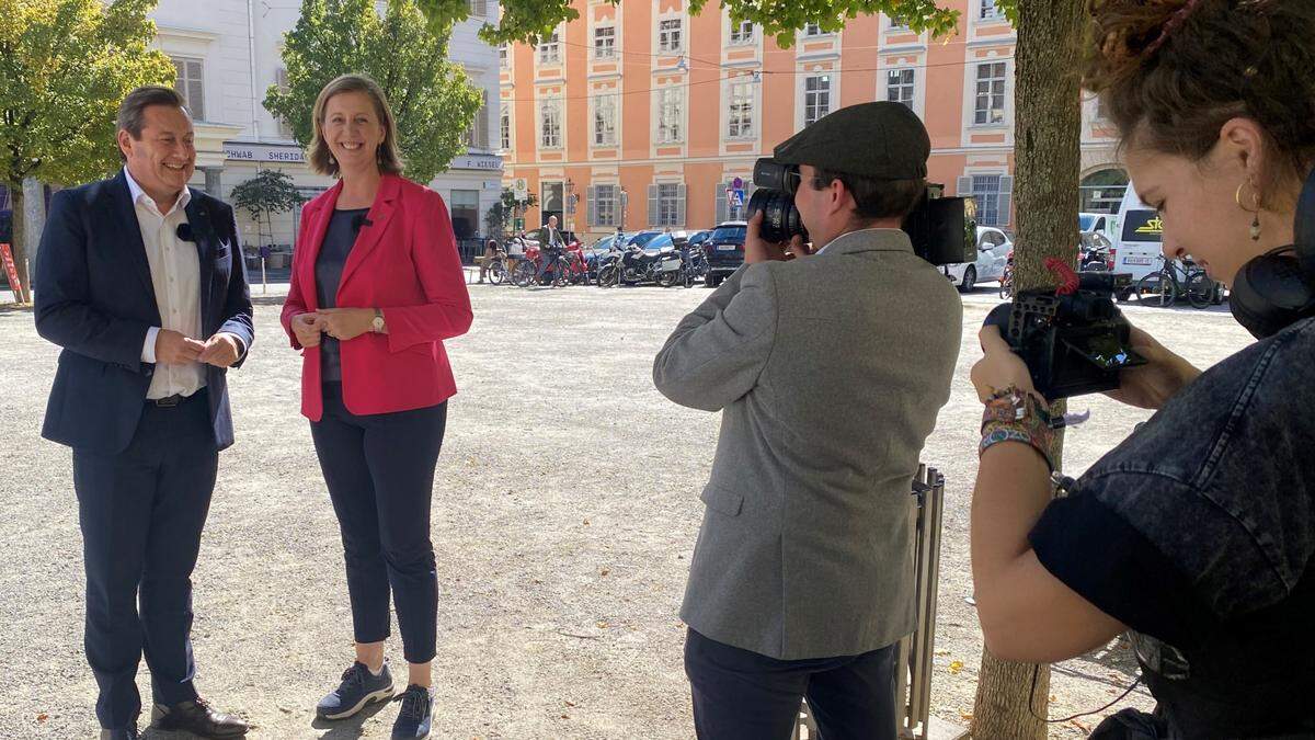 Wahlkampf für online: ÖVP-Wirtschaftslandesrätin Barbara Eibinger-Miedl und Spitzenkandidat Kurt Egger am Freiheitsplatz