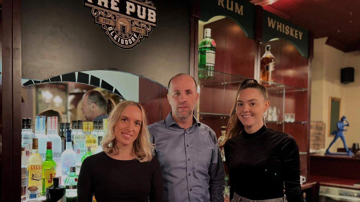 René Hahn, einer der beiden Betreiber, mit seinen Mitarbeiterinnen Julia Posch und Lara Annerer (rechts)