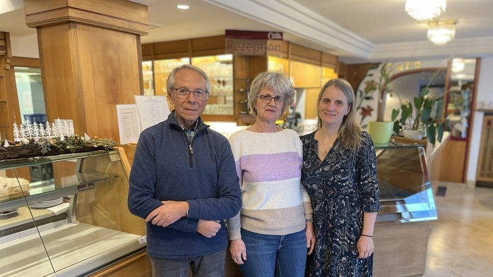 Claudia und Heinz Schwindhackl mit ihrer Tochter Christina in der leeren Konditorei in der Weizer Klammstraße. Ingo Reisinger, Pächter des Unternehmens, hatte den Betrieb mit Jahresende zugesperrt