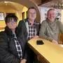 Der Weizer Wirt Hubert Bauregger (r.) und seine Gäste Margit Kreiner und Manfred Rath