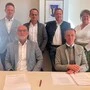 Patrick Derler (FPÖ-Abgeordneter), Martin Pucher (FPÖ Passail), Werner Faustmann (ÖVP Ortsparteiobmann) und Silvia Karelly (ÖVP-Abgeordnete/stehend von links) sowie Robert Schaffer (Vizebürgermeister FPÖ) und Bürgermeister Patrick Rosenberger (sitzend/von links)