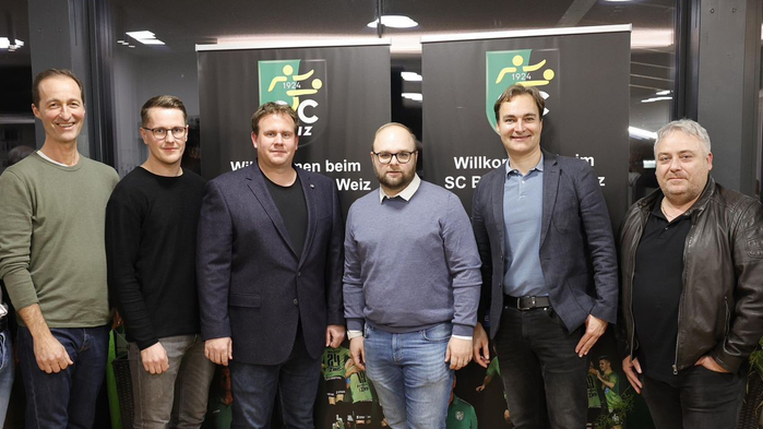 Die neuen Verantwortlichen beim Fußball-Regionalligaklub SC BauerBikes Weiz: Vorstandsvorsitzender Martin Halper (4.v.l.), der Sportvorstand Matthias Pusnik (4.v.r.) mit den Aufsichtsratsmitgliedern Matthias Mayer, Hagen Temmel, Roman Hasenhütl, Harald Ertl, Hermann Zierler und Gerhard Bauer (von links). Nicht am Bild: Aufsichtsratsmitglied Peter Eibisberger.