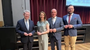 Sie wurden von Bezirkshauptmann Heinz Schwarzbeck (links) angelobt: Gleisdorfs Bürgermeister Christoph Stark (2.v.r.) und seine Stellvertreter Katharina Schellnegger (Grüne) und Harald Lembacher (FPÖ)