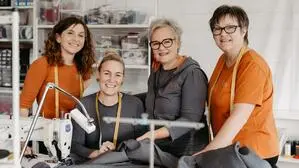 Gabriele Schweiger (3.v.l.), Inhaberin der Schneiderei Bruckgraber mit ihrem Team, zu dem auch Tochter Kathrin Pöchmann (2.v.l.) zählt 
