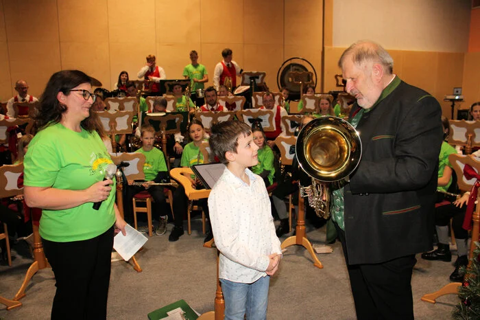 Einer der Höhepunkte der Veranstaltung war die Übergabe eines Kinder-Tenorhorns, das die Firma Orgl Versicherungsmakler GmbH finanzierte. Jan Zach nahm das Instrument von Hugo Orgl entgegen.