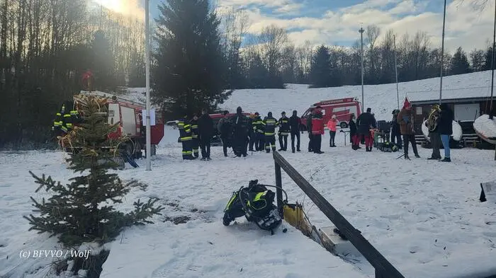 Bereits zum 38. Mal versenkten die Einsatztaucher des Bereichsfeuerwehrverbandes Voitsberg einen Christbaum im Pibersteiner See. Das traditionelle Christbaumtauchen fand am 9. Dezember statt.