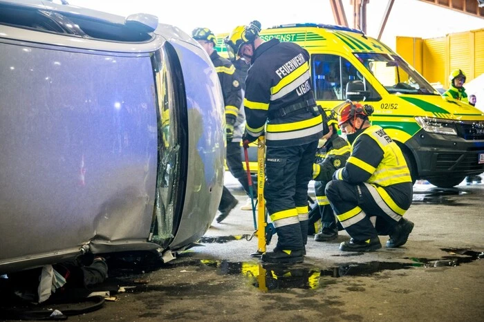 Besonderen Wert wurde dabei auf die Zusammenarbeit der einzelnen Rettungsorganisationen gelegt, so nahm an der Übung neben den zwei Feuerwehren auch ein Team des Grünen Kreuzes Steiermark teil.

