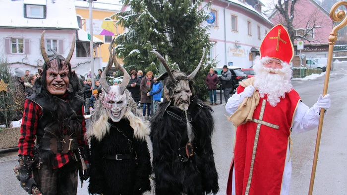 Pünktlich um 15 Uhr überraschte der Nikolaus am Marktplatz in Ligist wie in den letzten Jahren die vielen Kinder und hatte für jedes Kind ein buntes Sackerl mit Naschereien dabei.