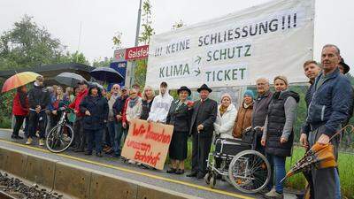 Die Bevölkerung demonstrierte gegen die Auflassung der Bahnhaltestelle Gaisfeld