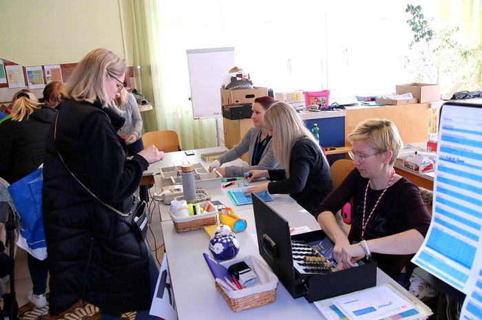 Baby- und Kinderkleidung, Schuhe und Umstandsmode, alles war genau nach Größen sortiert, Kinderwagen, Hochstühle, Spielsachen, Bücher, CDs, DVDs, Autositze, Kinderräder sowie viele andere Gegenstände wurden angeboten.