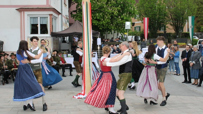 Mit einem bunten Programm wurde wie schon in den letzten Jahren der 1. Mai in der Marktgemeinde Ligist gefeiert. Nach dem Aufstellen des Maibaumes und dem Weckruf des Musikvereines Ligist-Krottendorf wurde in der Pfarrkirche die Hl. Messe gefeiert.
