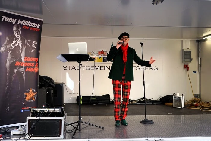 Unter den Klängen der kräftigen Stimme von Schlagersänger Tony Williams fand der diesjährige Weihnachtsmarkt auch großen Anklang beim Publikum.