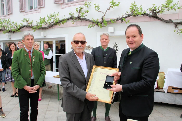 Und Medizinalrat Dr. Johann Zagler wurde die Ehrennadel für seinen besonderen Einsatz für die Ligister Bevölkerung übergeben. Zagler war von 1984 bis 2019 als Gemeinde-, Schul- und Feuerwehrarzt tätig. Bürgermeister Roman Neumann sprach im Namen des gesamten Gemeinderates und der Bevölkerung Dank und Anerkennung an die geehrten Bürger aus.