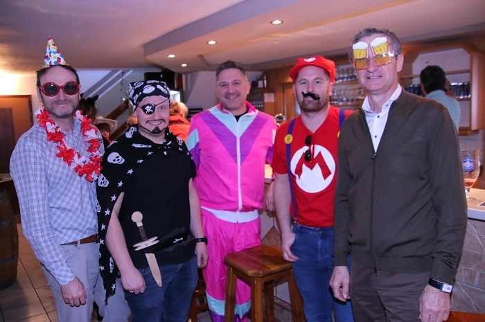 Auch Bürgermeister Viktor Schriebl (ganz rechts) und sein Vize Bernd Gratzer (ganz links) waren mitten im Getümmel. Wie immer war Kinderfasching bestens besucht, viele Eltern waren maskiert dabei. 