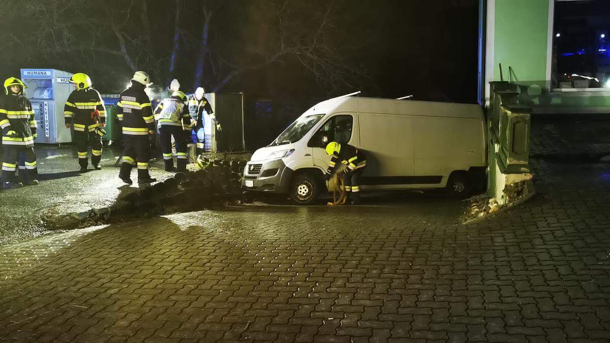 In Söding kam ein Fahrzeug in einer Hofeinfahrt ins Rutschen und blieb zwischen dem Haus und einer Steinmauer stecken