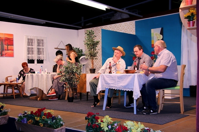 Die Laien-Darsteller Gerhard Brunner, Sabrina Kollegger, Alexander Eich, Astrid Neukam, Peter Krienzer, Heidi Scherr, Sara Haiduk, Gerhard Liebmann und Barbara Berger unter ihrem Obmann Manfred Eckhardt brillierten und rissen das Publikum zu Lach- und Beifallsstürmen hin.