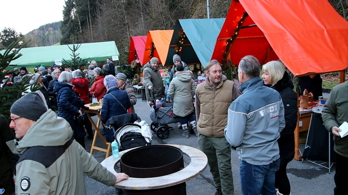 Einen kleinen, aber feinen Adventmarkt haben Heike und Irene Benedikt vom Kultur- und Brauchtumsverein Piberegg mit Unterstützung der Landjugend Pibergg mit den Obleuten David Pischler und Sarah Kollmann sowie der Stadtgemeinde Bärnbach bei der Stockschießanlage Piberegg (Gemeinde Bärnbach) organisiert.