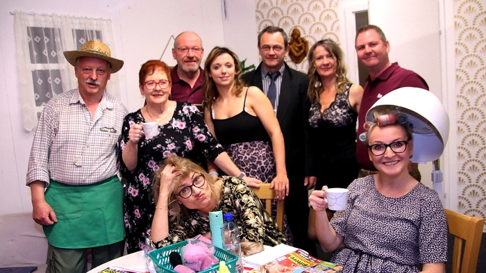 Mit dem Stück „Leberkäs und rote Strapse“ von Regina Rösch lud die Theaterrunde Stallhofen zur Premiere mit Sektempfang in das Freizeitzentrum.