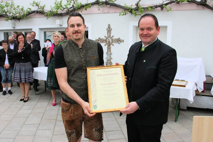 Eine Ehrenurkunde für seine hervorragende Leistung beim „Mitsubishi Global Service Skill Contest 2024“ in Tokio wurde an Lukas Amlacher übergeben.
