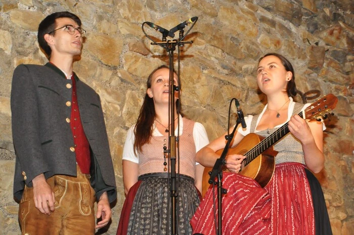 So konnte er die Musikgruppen „die 4 Buam“, den „Gradner Gsang“, „Trifarbig“, die „Weinberg-Musi“ und als speziellen Gast den Teilnehmer am Harmonikawettbewerb Matthias Moritz aus Voitsberg willkommen heißen.
