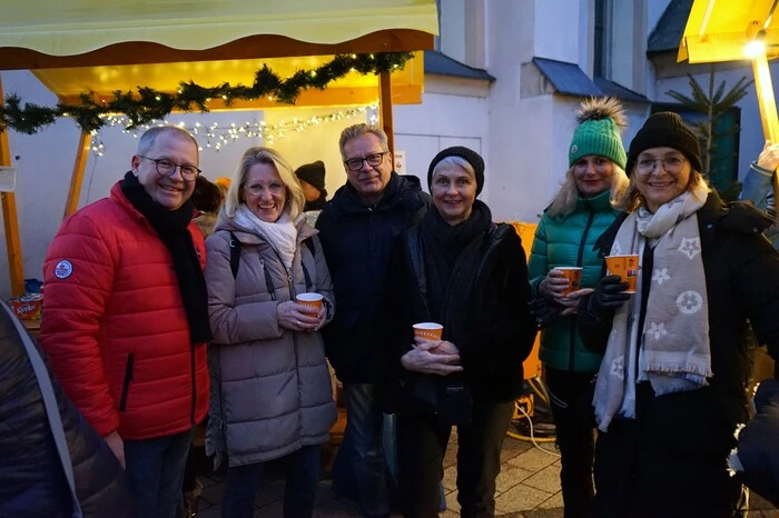 Auch Bürgermeister Bernd Osprian (ganz links) besuchte den Weihnachtsmarkt.