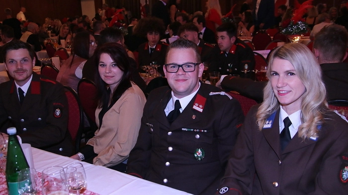 Die zahlreichen Besucher drängten sich im prächtig geschmückten Volkshaus von Bärnbach, als der Ball der Freiwilligen Feuerwehr eröffnet wurde.