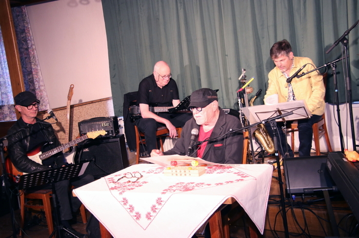 Im ersten Teil des Abends las Herms Fritz, begleitet von seiner Band Krahfeda. „Sie hören Musik, die noch kein Mensch vor Ihnen gehört hat, Musik, frisch gebrockt aus dem Garten von Krahfeda“, eröffnete der Künstler.