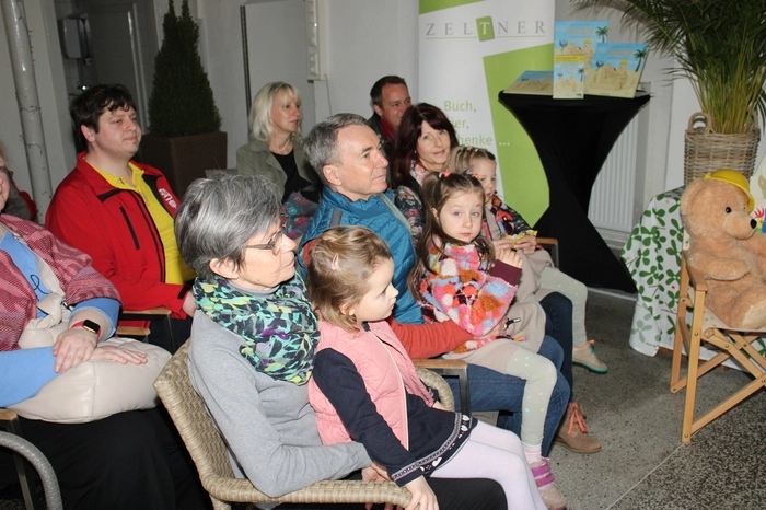 Viele Eltern mit ihren Kindern lauschten interessiert den Ausführungen der frisch gebackenen Buchautorin über den kleinen Sandbären Sandy und den schrägen Vogel Birdy.