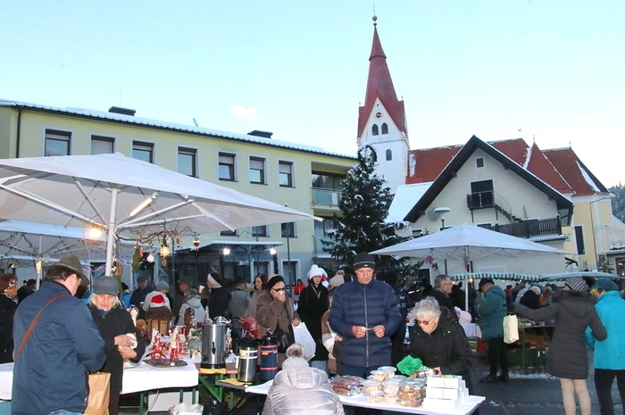 Neben kulinarischen Genüssen wurde viel an heimischem Hobby-Handwerk angeboten, Höhepunkt der Veranstaltung war das Einschalten der neuen, sparsameren Weihnachtsbeleuchtung durch Bürgermeister Viktor Schriebl.