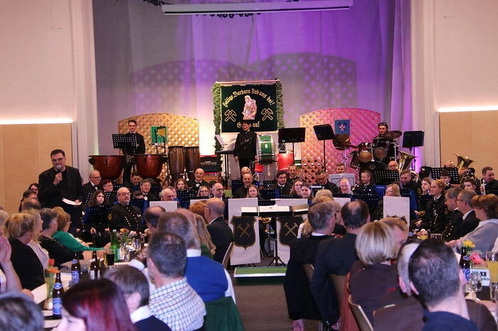 Im Festsaal Rosental ernteten die Musikerinnen und Musiker, unter ihnen auch Bezirkskapellmeister Andreas Angerer und Bezirksobmann-Stellvertreter Heinz Janesch, für ihre Darbietungen tosenden Applaus.