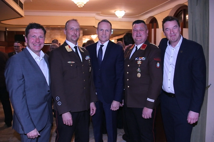 Abschnittsbrandinspektor Bernhard Haller und Oberbrandinspektor Michael Witreich strahlten über den ausgezeichneten Besuch, der diesen Ball zum unvergesslichen Erlebnis werden ließ. Unter den Gästen waren unter anderen Bürgermeister Jochen Bocksruker, die Vizebürgermeisterinnen Christiane Holler-Wind und Karin Buchgraber, die Stadträte Andreas Albrecher und Josef Schüller, ...