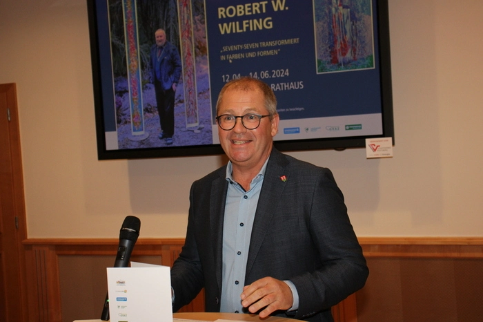 Bürgermeister Bernd Osprian und Historiker Ernst Lasnik sprachen einführende Worte über das künstlerische Schaffen von Robert W. Wilfing in den letzten Jahrzehnten.