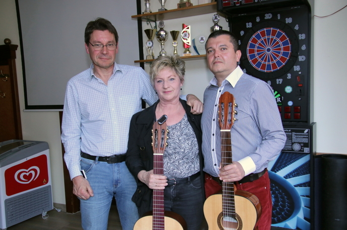 Schülerinnen und Schüler der Gitarrenklassen Waltraud Leitner, Michael Kaufmann und Dimitar Scharbanov boten ein „Vielsaitig“-es Programm und ernteten für ihre exzellenten Darbietungen stürmischen Applaus.