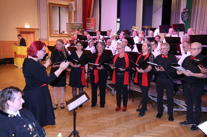 Als musikalische Gäste hatte sich die Bergkapelle die Singgemeinschaft Voitsberg unter Heide-Marie Reif geladen, die für ihre Darbietungen viel Applaus erhielt.