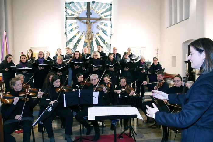 Bereits am Samstag, 9. Dezember, um 18.30 Uhr gastieren der Chor und das Orchester in der St. Jakob Kirche in Geistthal.