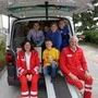 Monika Achleitner und Otto Passesreiter zeigten den Kindern das Rettungsauto