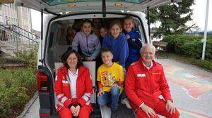 Monika Achleitner und Otto Passesreiter zeigten den Kindern das Rettungsauto