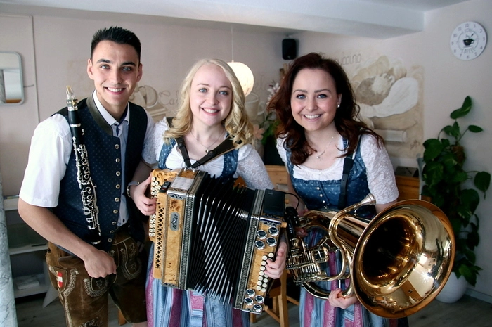Verena, Ramona und Julian begeisterten die Gäste mit ihrem flotten Spiel ohne große Verstärkeranlagen. 