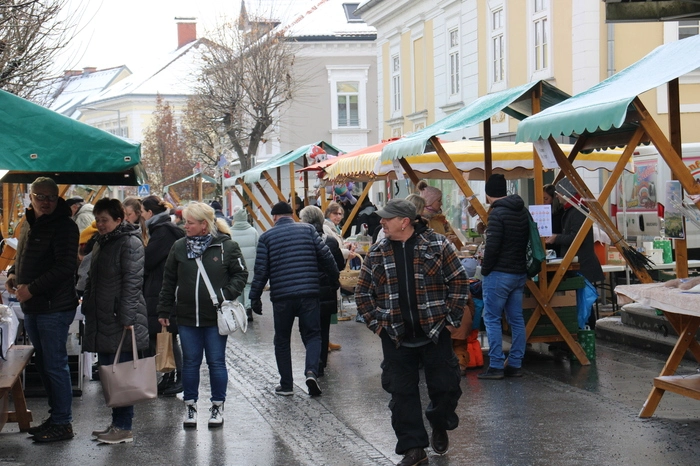 Vereine, Schulen und Institutionen verwöhnten die Gäste mit Punsch, Glühwein und Schmankerln aus der Region.