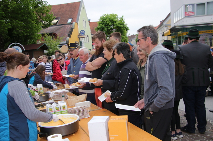 Die Bevölkerung von Köflach wusste dieses „Danke“ der Stadtregierung sehr wohl zu schätzen, der Zustrom zu diesem nunmehr siebenten Stadtfrühstück war den ganzen Vormittag über enorm und die Mitglieder des Stadtparlamentes mit ihren Helfern hatten alle Hände voll mit der Ausgabe der Frühstücksportionen zu tun.