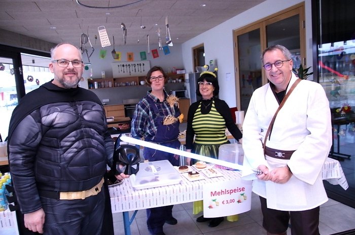  Auch Bürgermeister Johannes Schmid (am Foto ganz rechts) ließ sich den Spaß nicht entgehen.