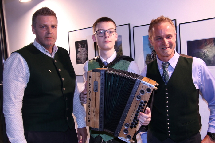 Musikschuldirektor Gernot Kollmützer freute sich, dass so viele Fans von Simon und der Volksmusik der Einladung gefolgt waren.