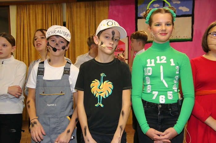 Musikalisch unterstützt wurden die jungen Sängerinnen und Sänger von der Lehrerband der MMS.

