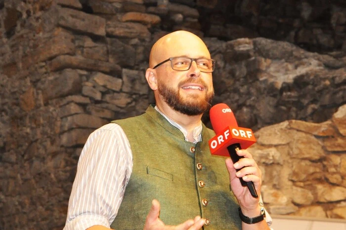 Den Veranstaltern ist es gelungen, namhafte Akteure für diese Veranstaltung zu gewinnen. Moderator Daniel Neuhauser vom ORF Steiermark begrüßte die trotz Unwetterwarnungen erschienen Gäste und führte gekonnt durch das Programm, welches vom ORF aufgezeichnet um am 3. Juli um 20.05 Uhr auf Radio Steiermark ausgestrahlt wird.
