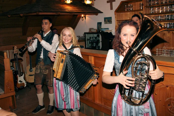 Eröffnet wurde der Festreigen beim Buschenschank Dokter mit kulinarischen Schmankerln und Musik mit den Geschwistern Scharf und der Gruppe die Nochrucka.