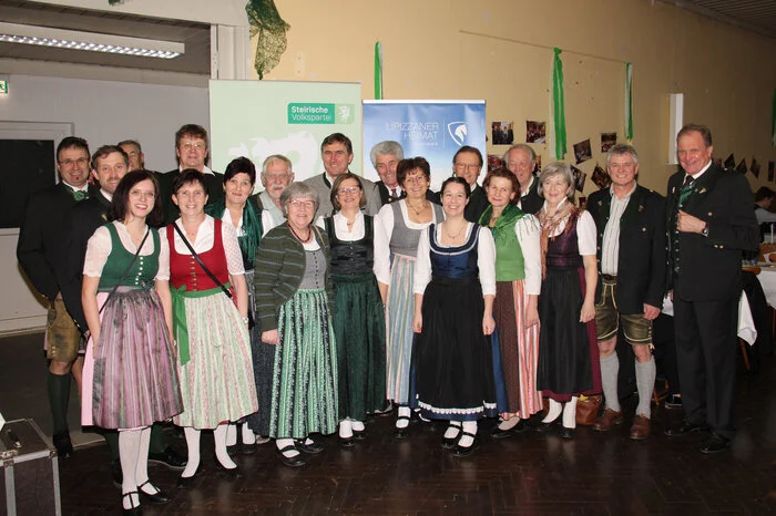 Eröffnet wurde der 56. Steirerball wie schon in den letzten Jahren von den Mitgliedern der Volkstanzgruppe St. Johann ob Hohenburg mit einer schwungvollen Polonaise.
