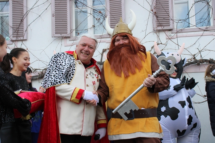 Mit der traditionellen Schlüsselübergabe an Bürgermeister Roman Neumann und Unterhaltung bei den Gastrobetrieben fand der Nachmittag einen närrischen Ausklang.