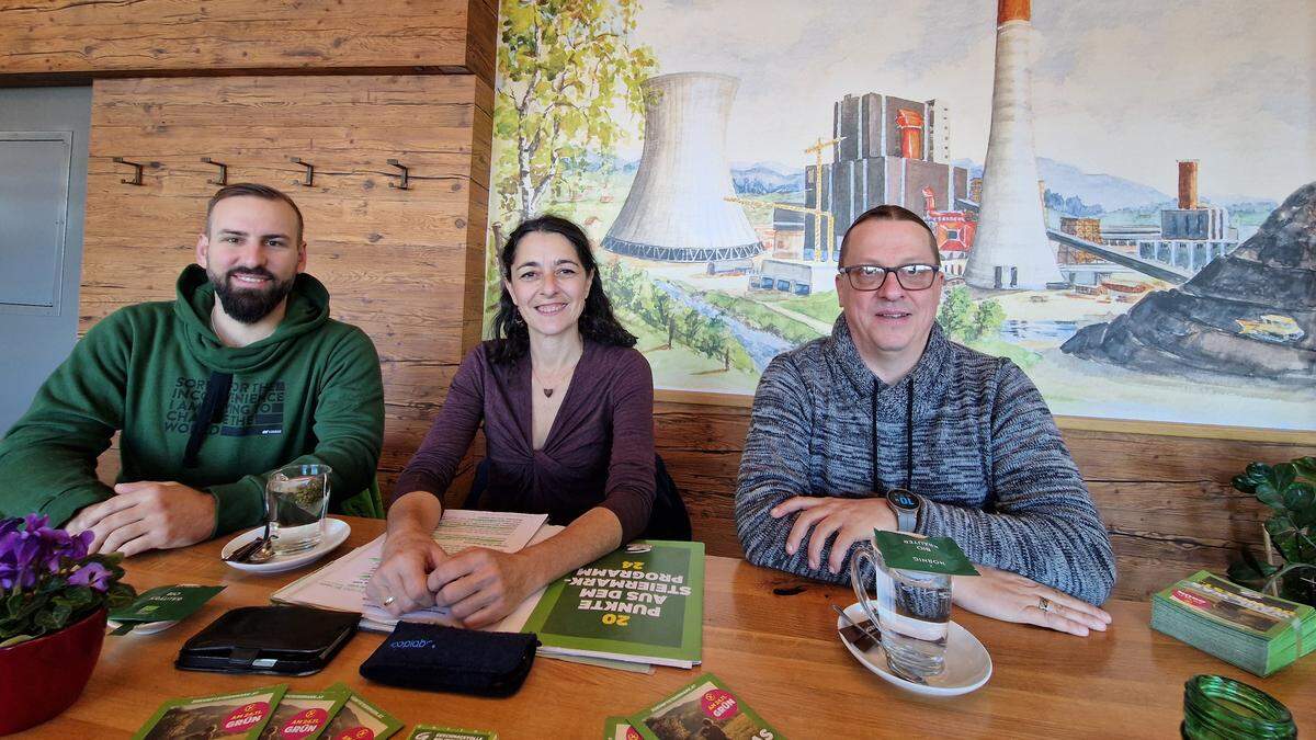 Markus Amreich, Kandidat für den Landtag und Gemeinderat von Stallhofen, Landtagsabgeordnete und Grünen-Klubobfrau Sandra Krautwaschl und Christian Zach, Bezirkssprecher von Voitsberg