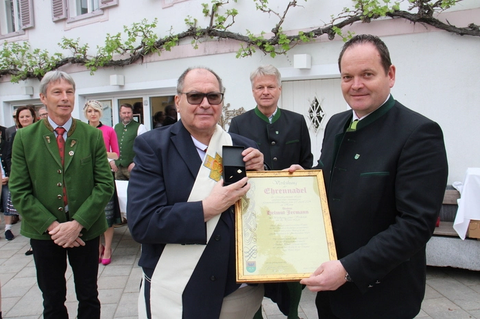 Diakon Helmut Jermann bekam für seinen persönlichen Einsatz bei der Vielzahl an kirchlichen Feierlichkeiten in der Pfarre Ligist die Ehrennadel der Marktgemeinde Ligist.
